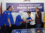 Direktur Rumah Pemenangan Maulana (RPM), Budidaya mendaftarkan H.Maulana ke DPC Demokrat Kota Jambi sebagai bakal calon Walikota Jambi.
