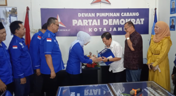 Direktur Rumah Pemenangan Maulana (RPM), Budidaya mendaftarkan H.Maulana ke DPC Demokrat Kota Jambi sebagai bakal calon Walikota Jambi.