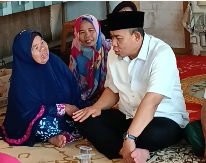 h. a rahman (har) saat menyapa warga.