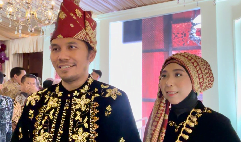 ketua dprd provinsi jambi, edi purwanto bersama dengan istri menghadiri resepsi pernikahan esy risdianti dan muhammad iqbal putra