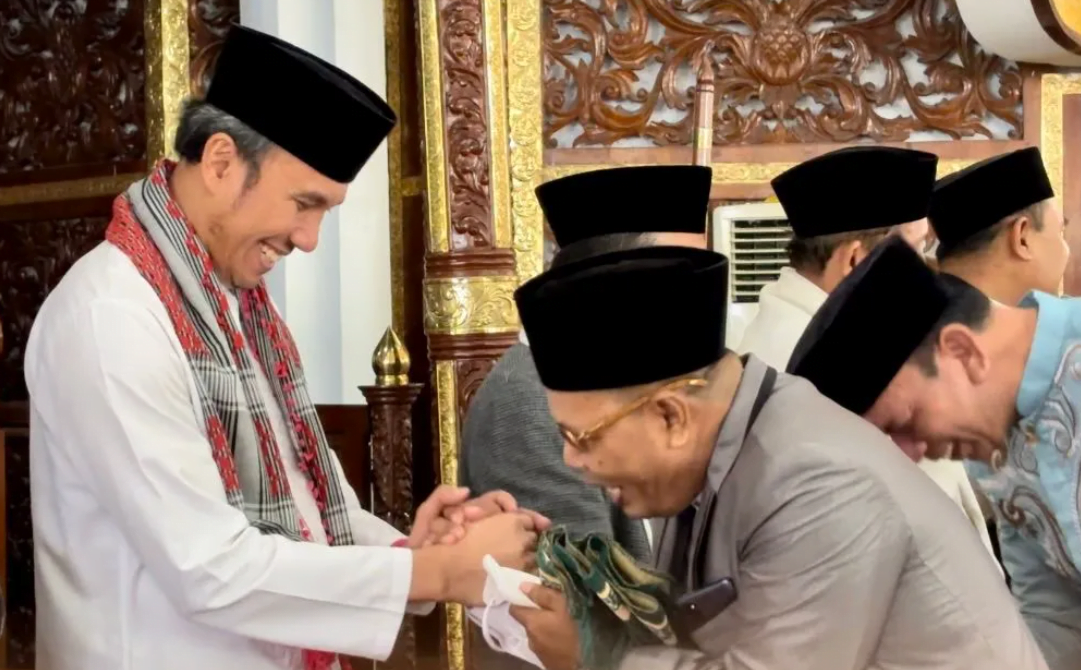 ketua dprd provinsi jambi, edi purwanto seusai sholat idul fitri....