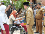 Gubernur Jambi, Al Haris saat menyerahkan bantuan Dumisake Pendidikan.