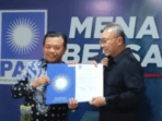 al haris saat terima sk dukungan dari ketua umum pan, zulkifli hasan.