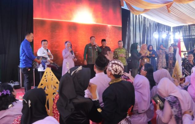 gubernur  jambi, al haris mengapresiasi siswa siswi sekolah menengah atas (sma) negeri 2  kota jambi