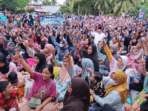 h rahman saat berada ditengah tengah warga.