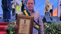 gubernur jambi al haris saat terima penghargaan bintang abhinaya