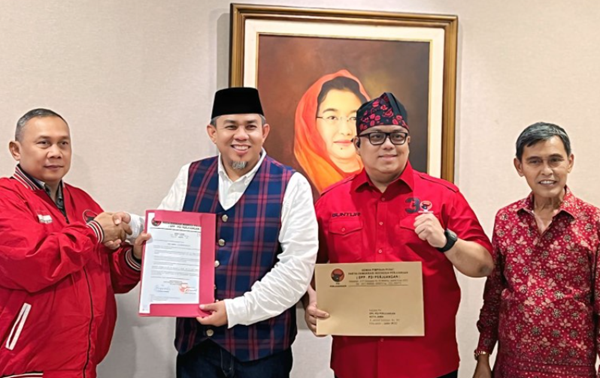 h abdul rahman (2 kiri) bersama andi muhammad guntur (2 kanan), saat menerima rekom pdi perjuangan untuk dukungan pilwako jambi.