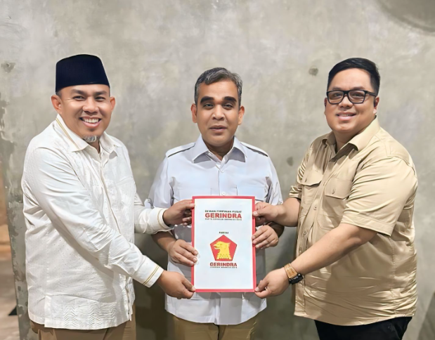 har (kiri) dan guntur (kanan), saat menerima rekomendasi dari partai gerindra untuk pilwako jambi 2024.