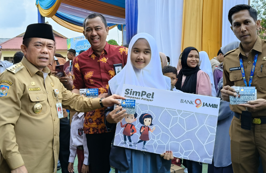 Gubernur Al Haris Serahkan Bantuan Peralatan dan SPP Program Dumisake Pendidikan di Merangin