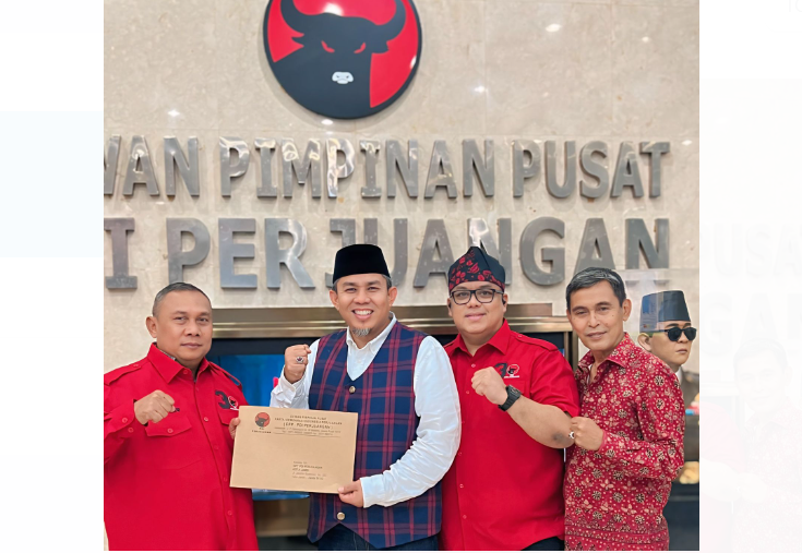 Calon Walikota Jambi-Wakil Walikota Jambi, H Abdul Rahman (HAR)-Andi Muhammad Guntur saat terima rekok dari Partai PDI Perjuangan.