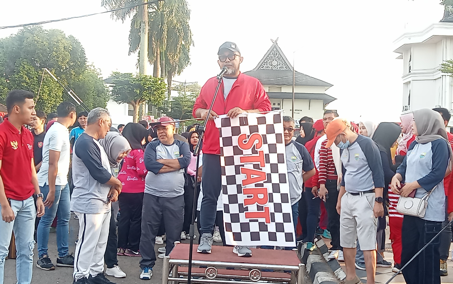 sekda provinsi jambi, sudirman saat lepas jalan santai hut kemerdekaan.