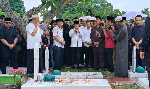 al haris hadiri pemakaman rektor uin alm prof as'ad isma