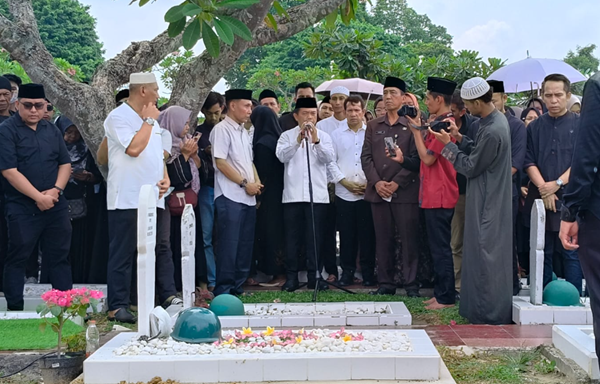 al haris hadiri pemakaman rektor uin alm prof as'ad isma