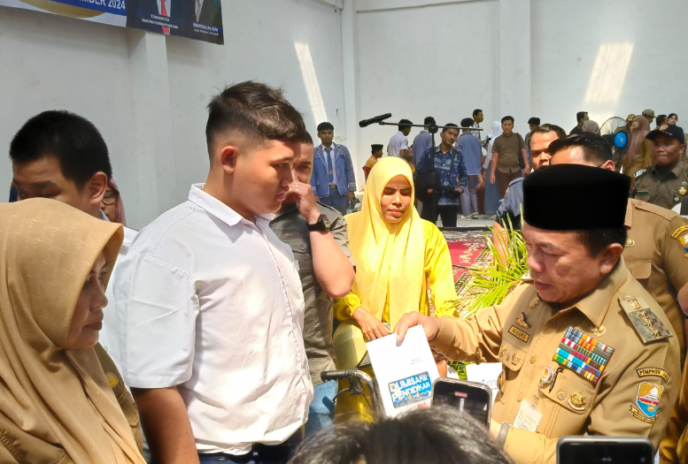 Gubernur Jambi Al Haris menyerahkan bantuan Dumisake pendidikan berupa peralatan sekolah dan biaya SPP kepada 1.259 siswa