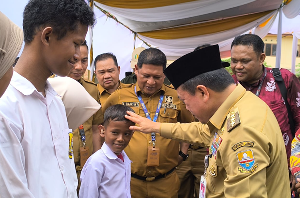 Gubernur Jambi, Al Haris saat serahkan bantuan Dumisake pendidikan di Tanjabbar.