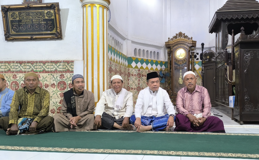 al haris subuh berjamaah bersama warga di masjid tua bungo