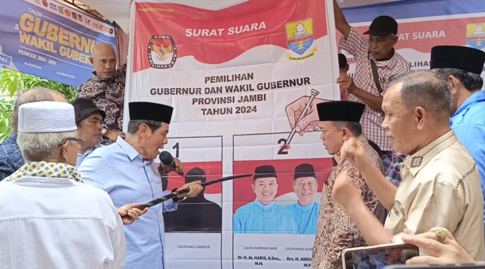 Mendekati pencoblosan pemilihan umum gubernur dan wakil gubernur Jambi pada 27 November mendatang, colon gubernur Jambi nomor urut 2, Al Haris berkenan mendatangi ratusan simpatisannya di rumah mantan Camat Telanaipura