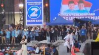 Hujan yang turun tak membuat puluhan ribu massa Haris-Sani beranjak dari lapangan eks MTQ untuk mengikuti kegiatan kampanye akbar Calon Gubernur dan Wakil Gubernur, Al Haris-Sani