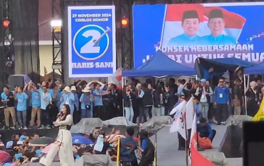 Hujan yang turun tak membuat puluhan ribu massa Haris-Sani beranjak dari lapangan eks MTQ untuk mengikuti kegiatan kampanye akbar Calon Gubernur dan Wakil Gubernur, Al Haris-Sani