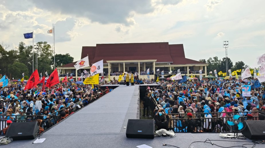 Wakil Ketua Umum DPP PAN, Eddy Soeparno menghadiri kampanye akbar Calon Gubernur dan Wakil Gubernur Jambi nomor urut 2, Al Haris-Sani