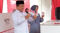 Gubernur Jambi Al Haris didampingi isteri dan anak melakukan pencoblosan di TPS 16 Kenali Besar Lorong Gotong Royong, Haji Ibrahim, Kecamatan Alam Barajo, Kota Jambi