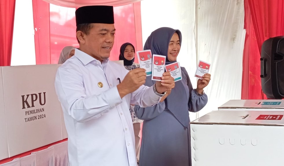 Gubernur Jambi Al Haris didampingi isteri dan anak melakukan pencoblosan di TPS 16 Kenali Besar Lorong Gotong Royong, Haji Ibrahim, Kecamatan Alam Barajo, Kota Jambi