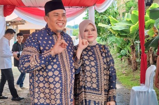Calon Walikota Jambi nomor urut 2, H Abdul Rahman menggunakan hak pilihnya di TPS 4 Pematang Sulur