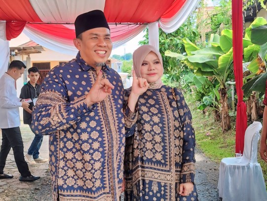 Calon Walikota Jambi nomor urut 2, H Abdul Rahman menggunakan hak pilihnya di TPS 4 Pematang Sulur