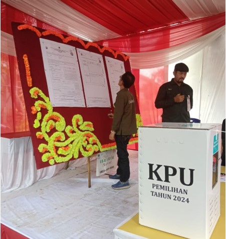 Di Tempat Pemungutan Suara (TPS)-nya sendiri, TPS 14 Kelurahan Kenali Besar, Alam Barajo, Kota Jambi, Al Haris menang telak untuk Pemilihan Gubernur (Pilgub) Jambi 2024.