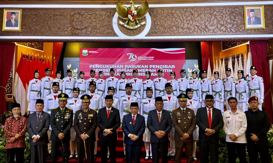 Ketua DPRD Provinsi Jambi, Edi Purwanto menghadiri pengukuhan pasukan pengibar bendera pusaka merah putih tingkat Provinsi Jambi, Kamis malam (15/8) di Rumah Dinas Gubernur Jambi.