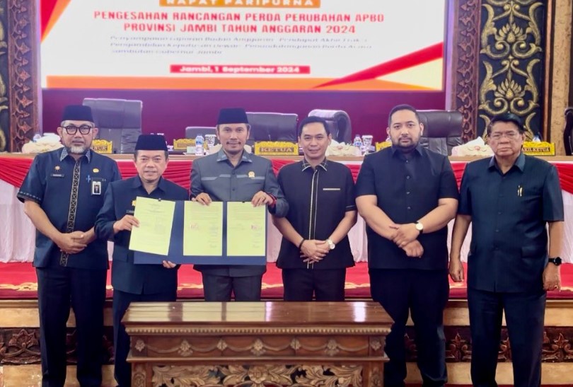 DPRD Provinsi Jambi bersama dengan Gubernur Jambi mengesahkan Rancangan Peraturan Daerah Perubahan APBD Provinsi Jambi Tahun Anggaran 2024.