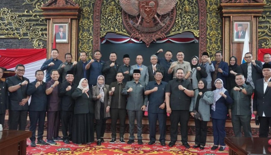 Pimpinan dewan hingga seluruh anggota fraksi di DPRD Provinsi Jambi saling mengucapkan terima kasih dan ucapan mohon maaf.