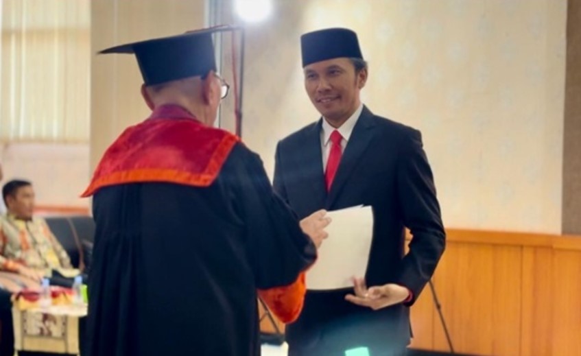 Ketua DPRD Provinsi Jambi, Edi Purwanto mendapatkan gelar Doktor setelah dinyatakan lulus dengan nilai A dan angka Indeks Predikat Kumulatif (IPK) 4,00 dalam sidang terbuka promosi Doktor di Universitas Jambi