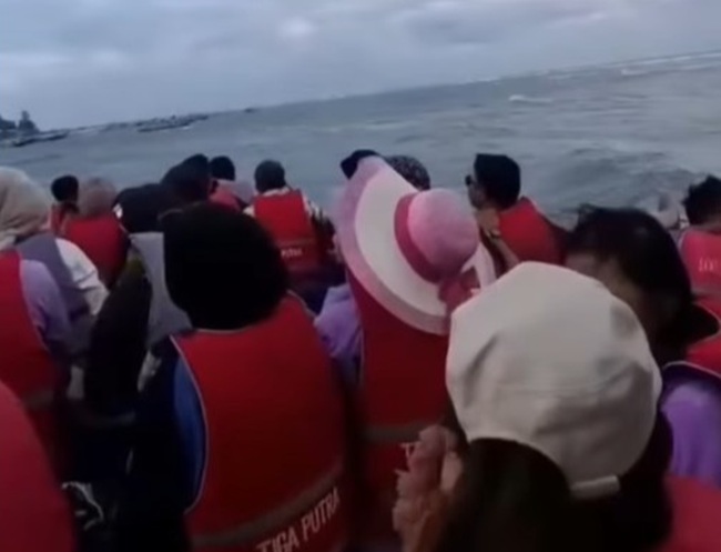 kapal wisatawan tenggelam