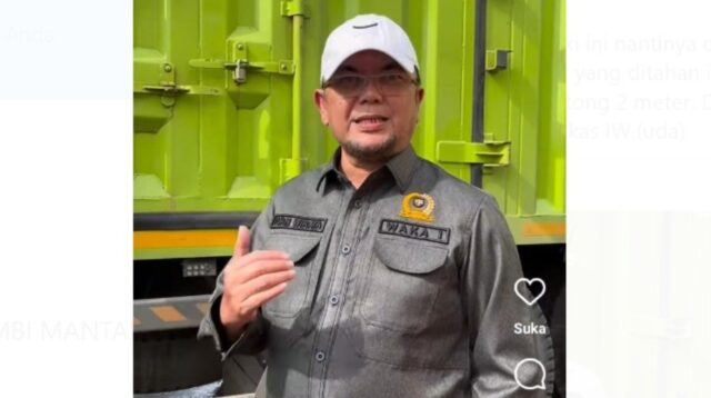 Wakil Ketua DPRD Jambi, Ivan Wirata (IW) memantau langsung kegiatan UPPKB atau jembatan timbang yang ada di Muara Tembesi, Kabupaten Batanghari.