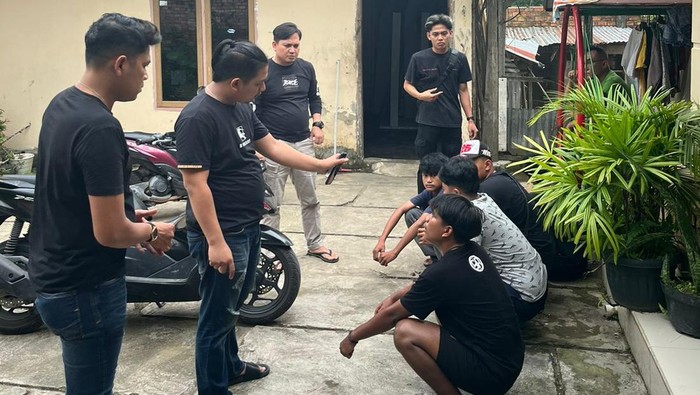 belasan remaja tawuran