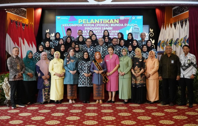 Hj. Hesnidar Haris Lantik Kepengurusan Dekranasda dan Pokja Bunda PAUD Provinsi Jambi Masa Bakti 2025-2030