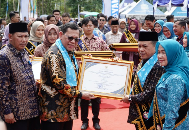 Gubernur Al Haris: Keluarga Fondasi Pembentukan Pendidikan Anak Berkualitas