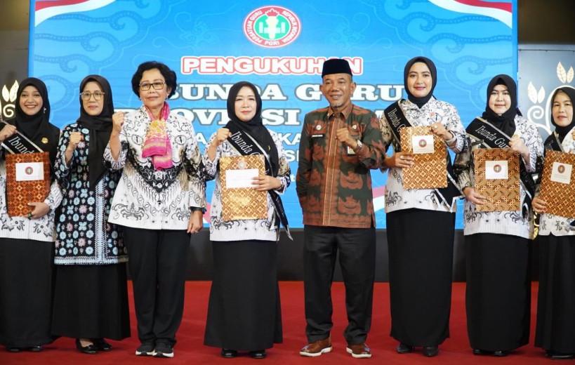 Ketua TP-PKK Provinsi Jambi, Hj. Hesnidar Haris, SE (Hesti Haris), resmi dilantik dan dikukuhkan sebagai Ibunda Guru Provinsi Jambi.