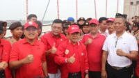Sejarah Baru! Gubernur Al Haris Raih Rekor MURI Lewat Pengibaran Ribuan Merah Putih di Jembatan Gentala Arasy