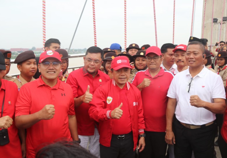 Sejarah Baru! Gubernur Al Haris Raih Rekor MURI Lewat Pengibaran Ribuan Merah Putih di Jembatan Gentala Arasy