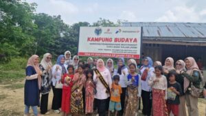 Bunda Hesti Haris Tinjau Pendidikan Anak SAD di Desa Hajran Batang Hari
