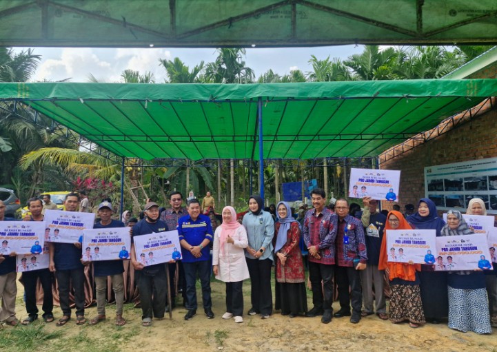 Hj. Hesti Haris Serahkan 17 Unit Bantuan Bedah Rumah