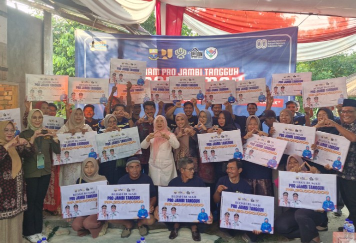 Hj. Hesti Haris Serahkan 50 Unit Bantuan Bedah Rumah di Kota Jambi