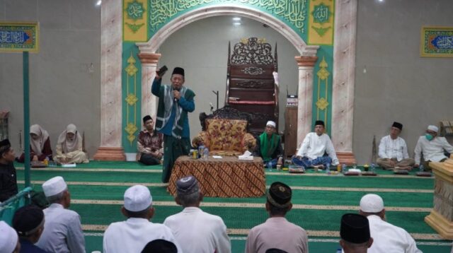 Wagub Sani saat menghadiri Peringatan Maulid Nabi Muhammad SAW 1447 H/2025 M, bertempat di Masjid Baiturrahman RT. 03 Desa Kunangan, Kecamatan Taman Rajo, Kabupaten Muaro Jambi.