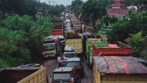 Kemacetan angkutan batu bara di Jambi.