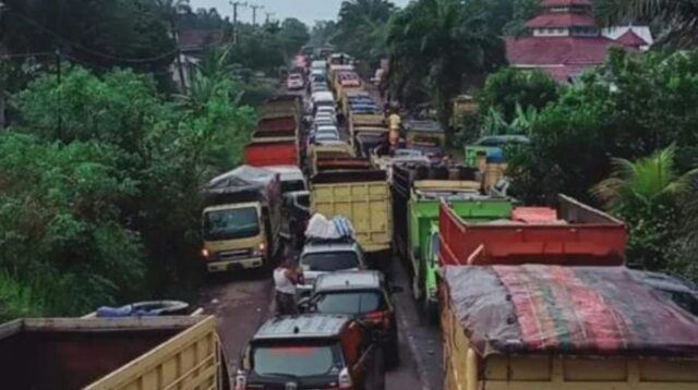 Kemacetan angkutan batu bara di Jambi.