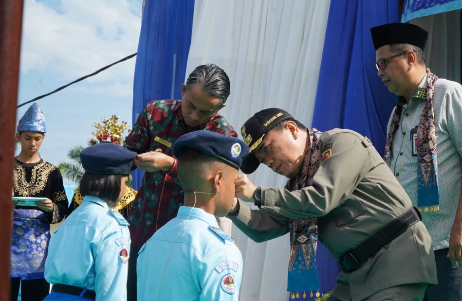 Gubernur Al Haris Kukuhkan 278 Siswa Baru Angkatan XXXII SMAN Titian Teras H. Abdurrahman Sayoeti