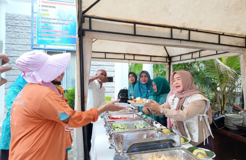 Masyarakat Antusias!!! “Sarapan Murah Rp.3000” PKK Jambi Kian Diminati