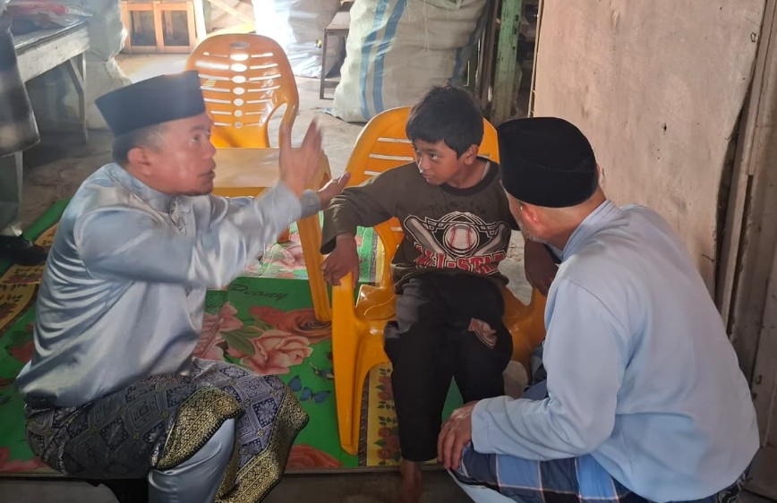 Tersentuh Lihat Kondisi Misba, Gubernur Al Haris Serahkan Kursi Roda dan Janji Perbaiki Rumah